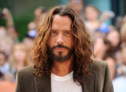 <p><strong>Su legado.</strong> Christopher John Cornell (1964–2017) formó Soundgarden en 1984 y ayudó a crear, sin saberlo, la escena 'grunge' de Seattle, que vería nacer también a otro grupo con un líder atormentado: Nirvana. Soundgarden vendieron unos 25 millones de discos y tocaron techo en 1994 el álbum 'Superunknown'. Cornell fue saludado como uno de los mejores vocalistas rock de su generación. </p> <p><strong>Su muerte.</strong> El 18 de mayo de 2017 Chris Cornell se quitó la vida ahorcándose en el cuarto de baño de su hotel tras un concierto en Detroit. Su esposa, Vicky Cornell, sospecha que su marido pudo perder el juicio al excederse con la medicación que tomaba para superar la ansiedad. "Sé que amaba a nuestros hijos [tenían tres] y nunca se hubiera quitado la vida conscientemente", explicó. Meses después, millones de fans de Soudgarden alrededor del mundo siguen sin creérselo.</p>