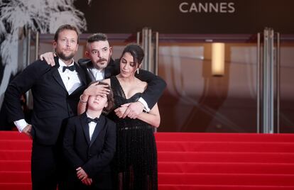 El reparto de 'Los intranquilos' en la alfombra roja de Cannes: el director Joachim Lafosse y los actores Damien Bonnard, Leila Bekhti y Gabriel Merz Chammah (el niño).