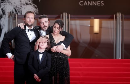 El reparto de 'Los intranquilos' en la alfombra roja de Cannes: el director Joachim Lafosse y los actores Damien Bonnard, Leila Bekhti y Gabriel Merz Chammah (el niño).