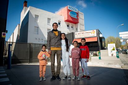 Sohail Noori y sus cuatro hijos, después de tres meses en un hostal pensado para una acogida de emergencia.