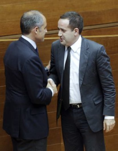 El president de la Generalitat, Francisco Camps, saluda al lider la oposición, Jorge Alarte.