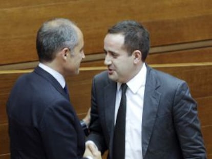 El president de la Generalitat, Francisco Camps, saluda al lider la oposición, Jorge Alarte.