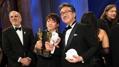 Kiyofumi Nakajima and Kenichi pose with their Oscar for 'The Boy and the Heron.'
