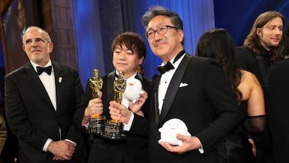 Kiyofumi Nakajima y Kenichi posan con su Oscar por 'El chico y la garza'.
