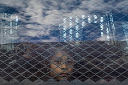 A migrant girl looks through the window of a Border Police patrol in Arizona (USA), on June 24. 