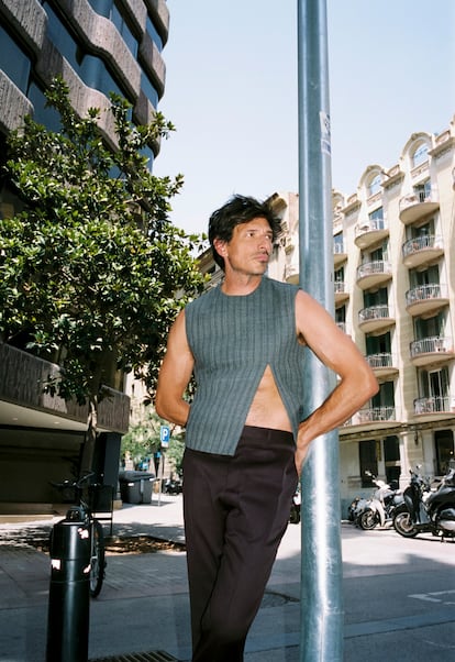 Andrés Velencoso posa con Dior Men en la calle.