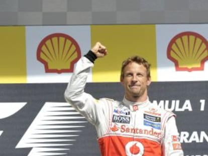 Button celebra la victoria sobre el podio de Spa-Francorchamps.