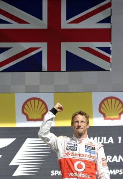 Button celebra la victoria sobre el podio de Spa-Francorchamps.