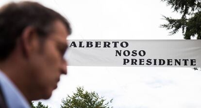 Alberto Nuñez Feijóo en su pueblo natal de Os Peares.