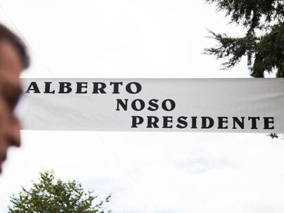 Alberto Nu&ntilde;ez Feij&oacute;o en su pueblo natal de Os Peares. 
 