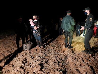 Policías cerca de localidad de Borzova en Letonia