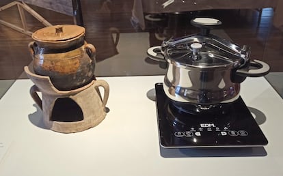 Un fogón y una hoya de barro del siglo XVI y una olla exprés y una vitrocerámica en la exposición sobre alimentación del Muhba.