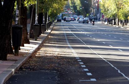 En la calle Santa Engracia la zona de estacionamiento regulada permanece vacía.