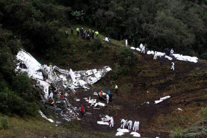 Vista general de las labores de rescate en el avión boliviano accidentado en el municipio de La Ceja, departamento de Antioquía (Colombia).