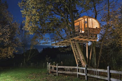 Andreas Wenning es uno de los arquitectos de 'casas del árbol' más importante de Europa y también uno de los más reconocidos a nivel mundial. Es el artífice de esta construcción de madera ubicada en Osnabrück (Alemania). Para él estos espacios unen al ser humano y a la naturaleza de una forma intensa y son el lugar perfecto para una escapada romántica o para desconectar del mundo con amigos y familiares.