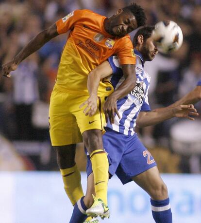 Alex Song lucha la pelota con el centrocampista portugués del Deportivo Nelson Oliveira.