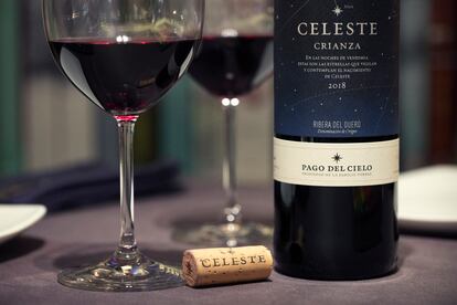 Con mucha fruta, cuerpo y color, Celeste Crianza es un vino opulento idóneo para cualquier ocasión.
