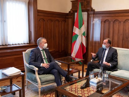 El lehendakari Urkullu y el líder del PP vasco, Carlos Iturgaiz, en la reunión que mantuvieron en marzo de 2021.