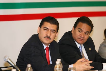 El político Jesús Silverio Cavazos con legisladores en 2008.