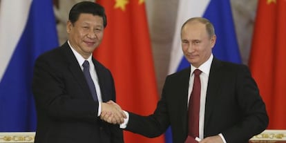 El presidente ruso Vladimir Putin (dcha) y el presidente chino, Xi Jinping (izda), hoy.