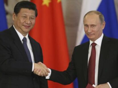 El presidente ruso Vladimir Putin (dcha) y el presidente chino, Xi Jinping (izda), hoy. 