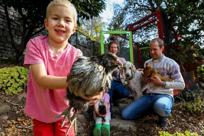 La familia Griffith con gallinas