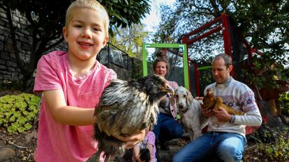 La familia Griffith con sus gallinas en su jardín el 21 de noviembre de 2021, en Piedmont, California.