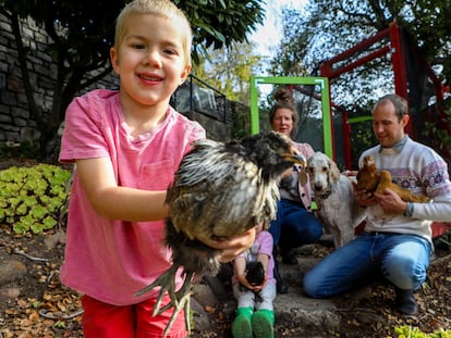 La familia Griffith con sus gallinas en su jardín el 21 de noviembre de 2021, en Piedmont, California.