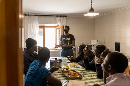 Con un grupo de migrantes a los que llevó viandas.