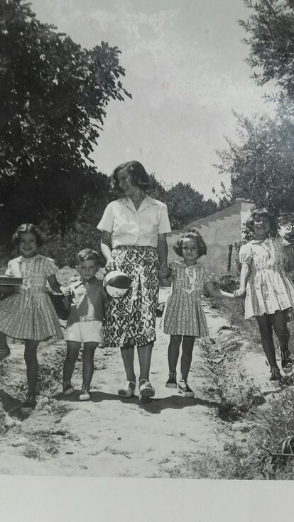 Laforet, con sus hijos en 1955.