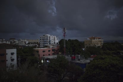 <p>Vista de la ciudad de Santo Domingo durante el periodo del toque de queda.
La primera medida que se tomó para parar evitar la propagación de la covid-19 fue el confinamiento en las casas. Sin embargo, para muchas mujeres que sufrían violencia de género, esta restricción suponía estar condenadas a convivir 24 horas al día con su maltratador. </p>
<p>Desde el Ministerio de la mujer se inició una campaña en redes sociales para dar a conocer, a las mujeres que estuvieran sufriendo malos tratos, los mecanismos para poder pedir ayuda ante esas situaciones. </p>