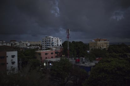 <p>Vista de la ciudad de Santo Domingo durante el periodo del toque de queda. 
La primera medida que se tomó para parar evitar la propagación de la covid-19 fue el confinamiento en las casas. Sin embargo, para muchas mujeres que sufrían violencia de género, esta restricción suponía estar condenadas a convivir 24 horas al día con su maltratador. </p>

<p>Desde el Ministerio de la mujer se inició una campaña en redes sociales para dar a conocer, a las mujeres que estuvieran sufriendo malos tratos, los mecanismos para poder pedir ayuda ante esas situaciones. </p>