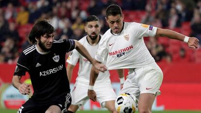 Chicharito controla ante Huseynov.