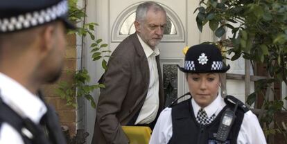 La polic&iacute;a escolta a Jeremy Corbyn a la salida de su casa en Londres.