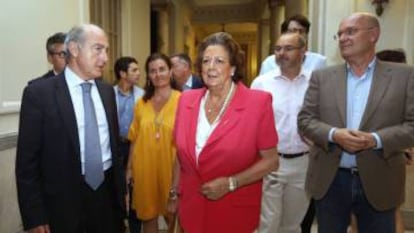 La exalcaldesa de Valencia Rita Barberá, de rojo, con ediles de su grupo municipal.