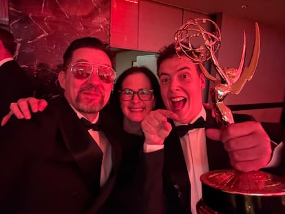 Parte del equipo de Bambú Producciones celebra el Emmy de 'La Promesa'. Imagen decida por la productora.