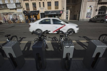 Bicicletas eléctricas de alquiler en la Plaza de la Cebada de Madrid.