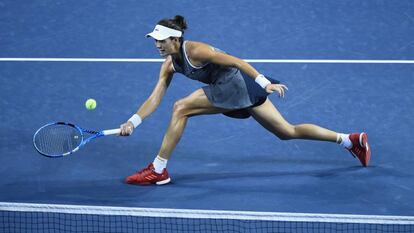 Muguruza aborda la red durante el partido contra Garcia.