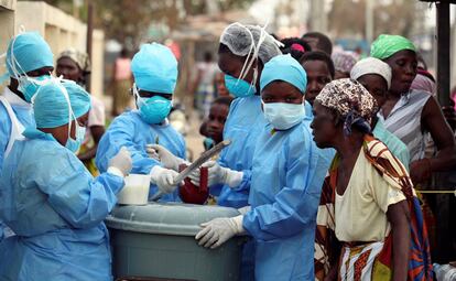 La cooperación española enviará este viernes a Mozambique el dispositivo START, un equipo sanitario compuesto por un hospital de campaña y 40 médicos del sistema de salud público para atender a víctimas del ciclón Idai. En la imagen, personal médico en una clínica en Beira para pacientes con síntomas de enfermedades propiciadas por el agua sucia.