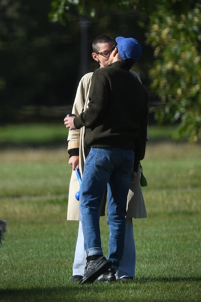 Lady Di y Freddie Mercury de la mano durante la última semana de la moda en París. Emma Corrin, que encarnó a la princesa de Gales en la serie 'The Crown', y Rami Malek, que protagonizó 'Bohemian Rhapsody', la película sobre el vocalista de Queen, fueron fotografiados en la capital británica hace unas semanas. Desde entonces, los artistas han aparecido en todas las imágenes que han captado los paparazis sonrientes, mirándose con un profundo afecto. El tabloide británico 'Daily Mail' filtró unas fotos poco después de ambos, dándose un beso, mientras paseaban a un perro en un parque de Londres.