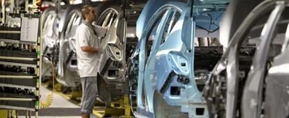 Un operario en la planta de General Motors en Figueruelas.
