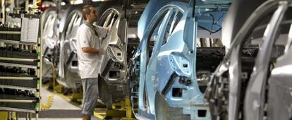 Un operario en la planta de General Motors en Figueruelas. 