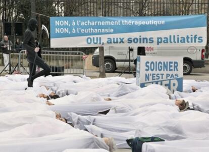 Una protesta de activista provida y contra la eutanasia en París, en los días que se debate la ley en el senado.