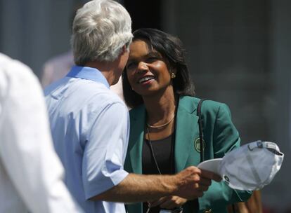 Condoleezza Rice, exsecretaria de Estados de EEUU y socia de Augusta, habla con el gran exjugador Ben Crenshaw. Augusta admitió solo hace unos meses a mujeres como socias de su selectísimo club.