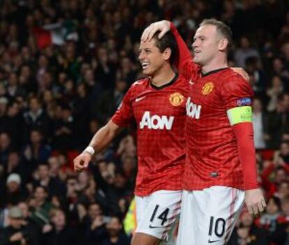 Chicharito y Rooney celebran uno de los goles del mexicano.