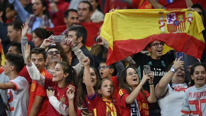 Aficionados españoles antes de empezar un partido.