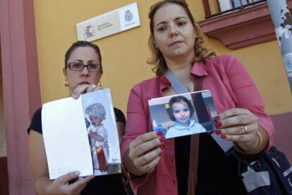 Las tías de Ruth y José Bretón Ortiz muestran la fotografía de los niños.