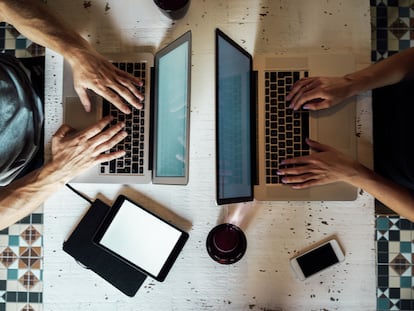 Dos personas participan en un curso de escritura.