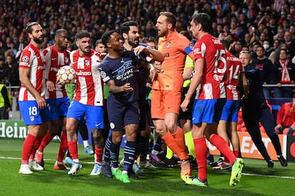 Sterling y Gundogan se encaran con Oblak y Savic en la trifulca final, anoche en el Metropolitano.