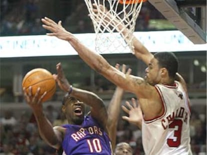 Tyson Chandler trata de impedir la entrada de Milt Palacios.